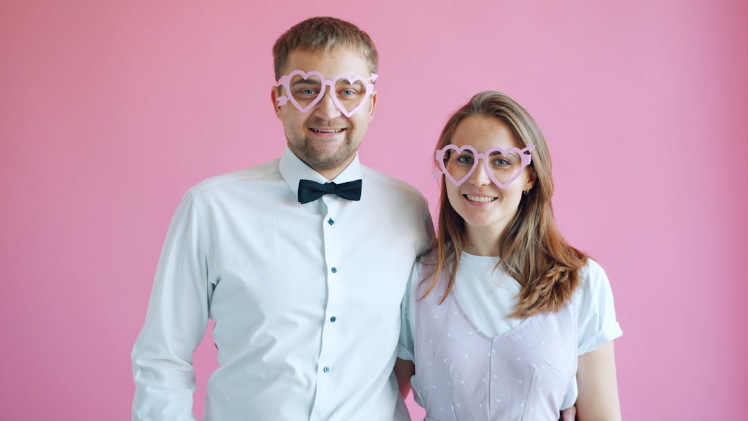 Foto von Vitaly Gariev Paar mit herzförmiger Brille auf rosa Hintergrund