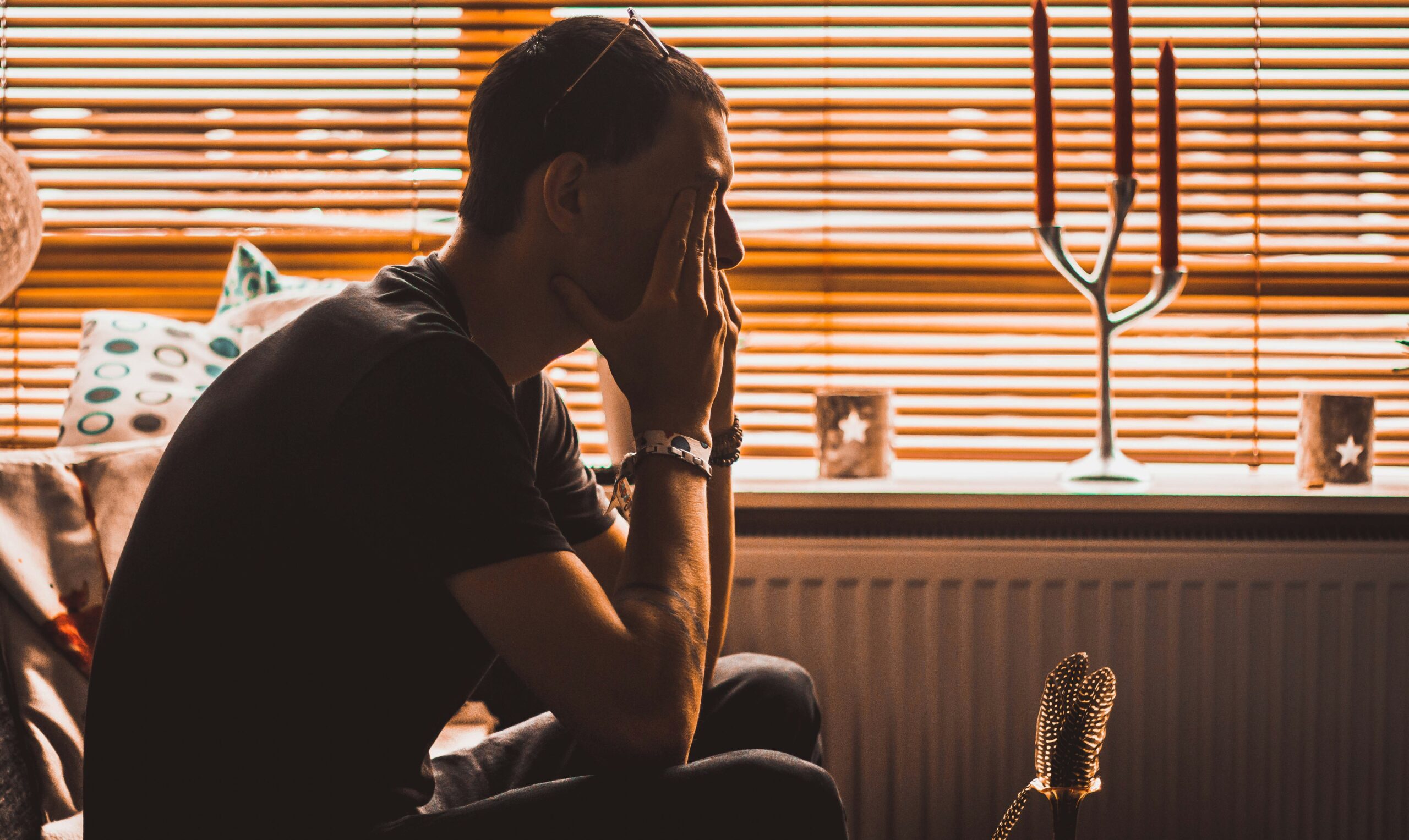 Männer und Gefühle: Unsicherheit, Verletzung, Scham, Überforderung und Einsamkeit – Emotionen, die Männer häufig für sich behalten.