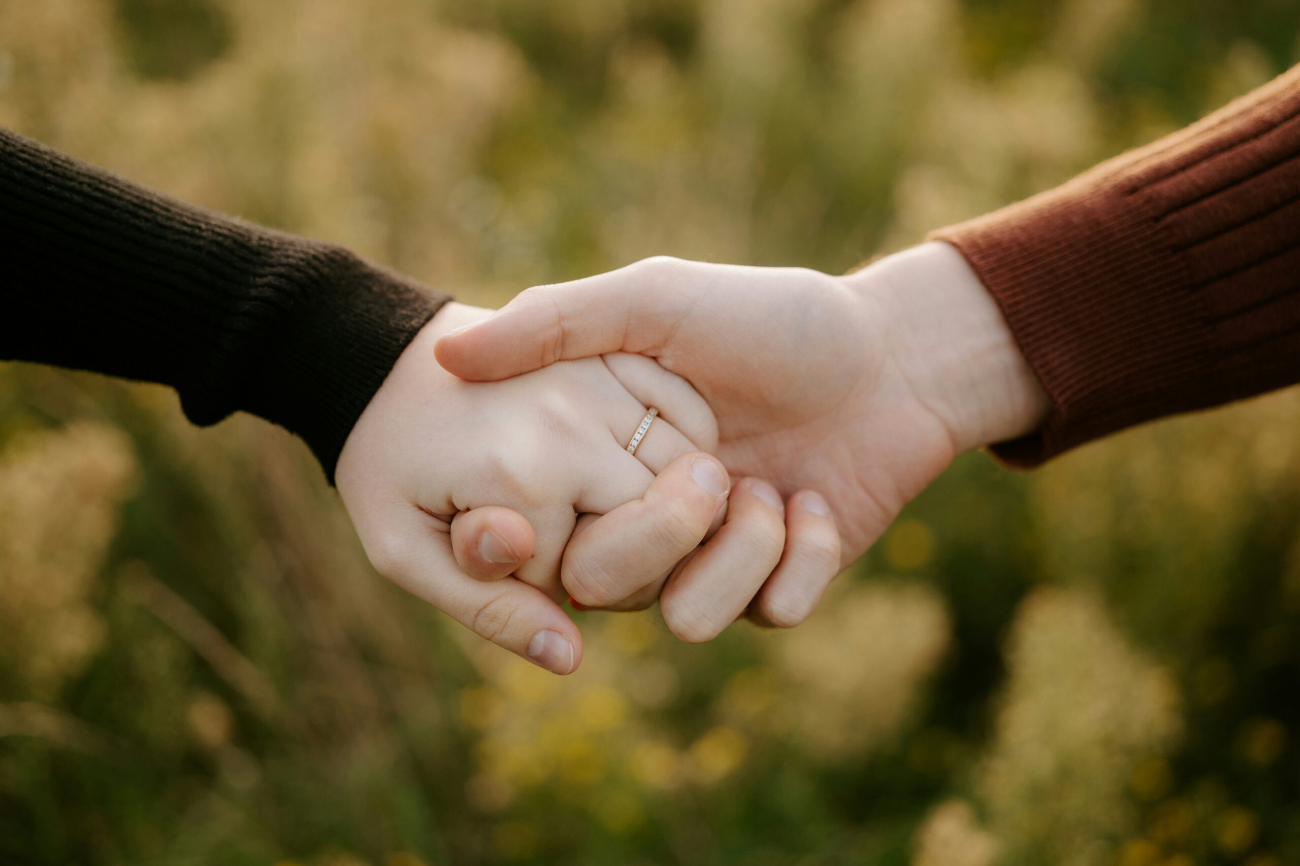 Emotionale Nähe und Verbundenheit Paar hält sich an den Händen als Zeichen von emotionaler Nähe und Verbundenheit