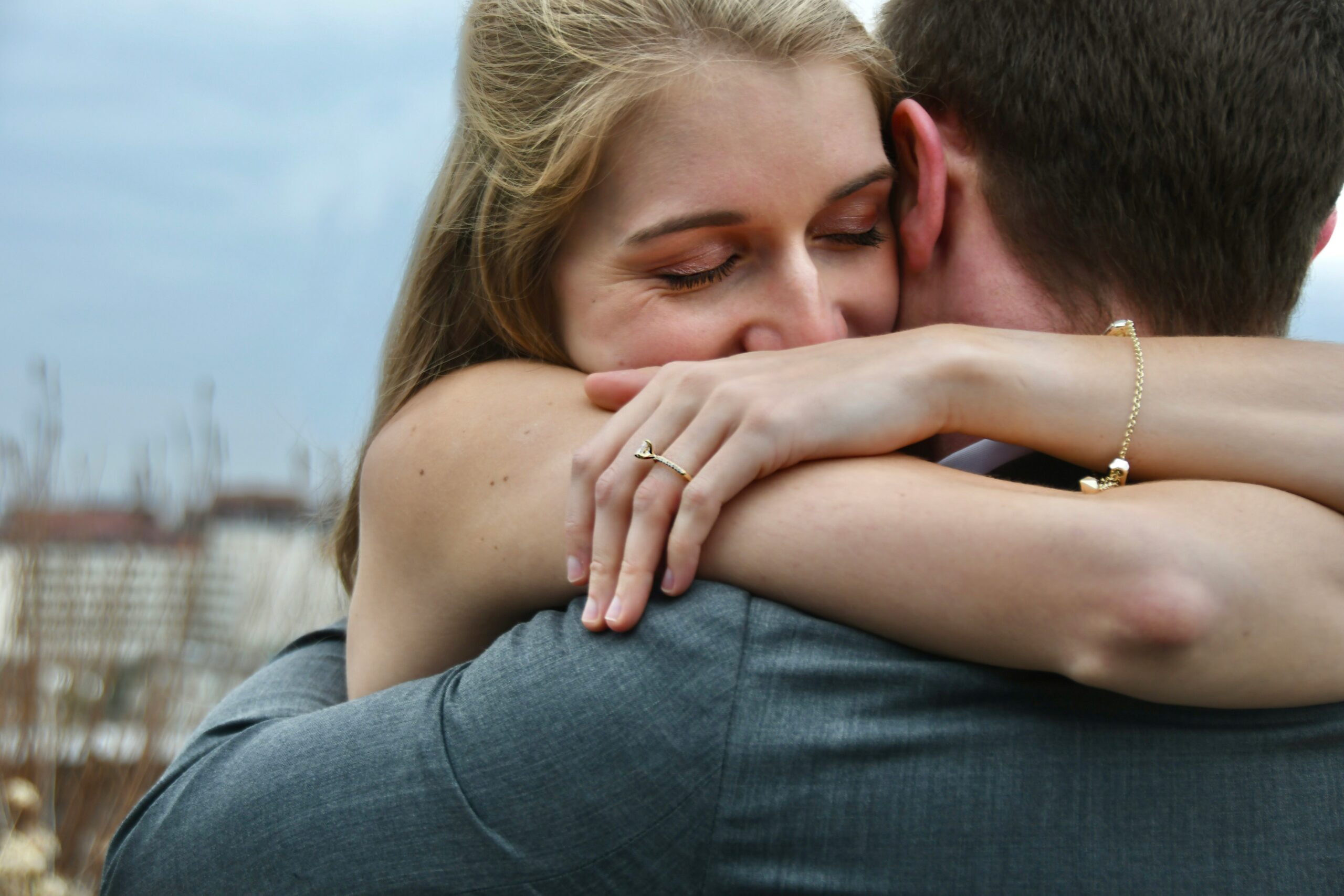 Emotionale Verbindung wieder aufbauen Frau umarmt ihren Partner innig als Zeichen von Nähe und Verbundenheit
