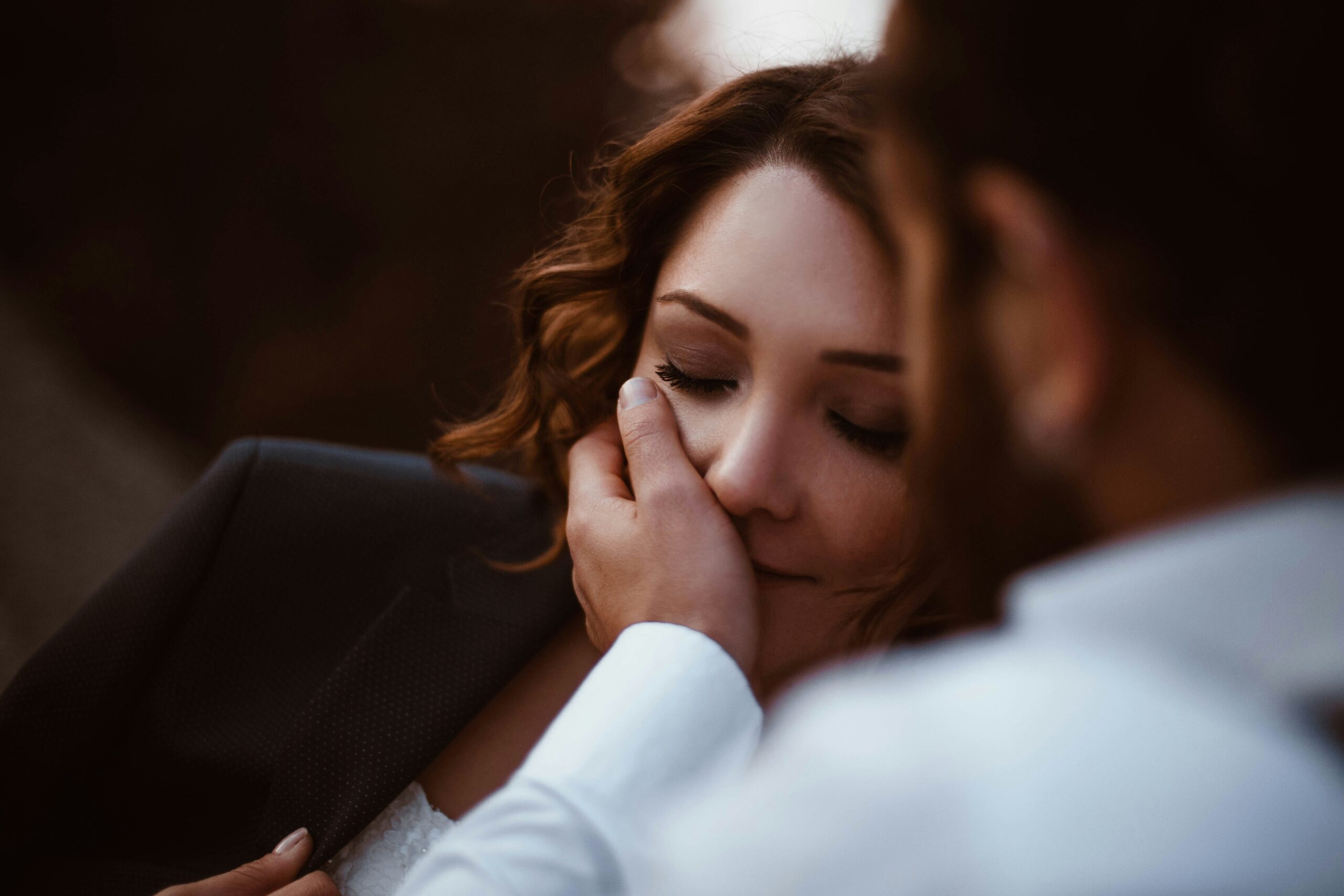 Verständnis schafft emotionale Verbindung Mann wendet sich seiner Partnerin liebevoll und aufmerksam zu